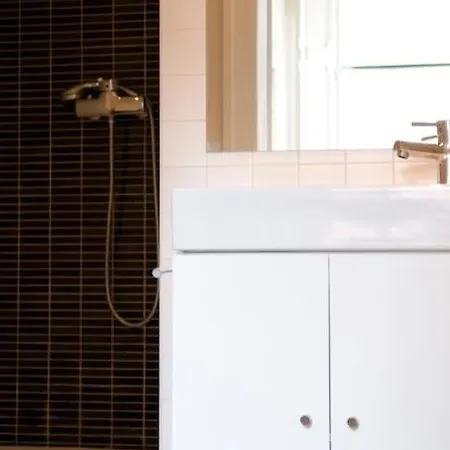 Romantic & Renewed 1 Bedroom In Campolide - 1e Appartement